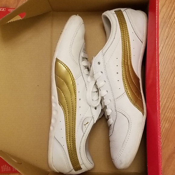 💞Sold💞 Puma Sneakers in White/Metallic Gold - Picture 5 of 6